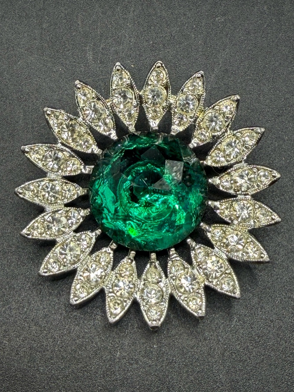 Sarah Coventry Vintage Green Crystal Rhinestone Starburst Brooch Pin Jewelry